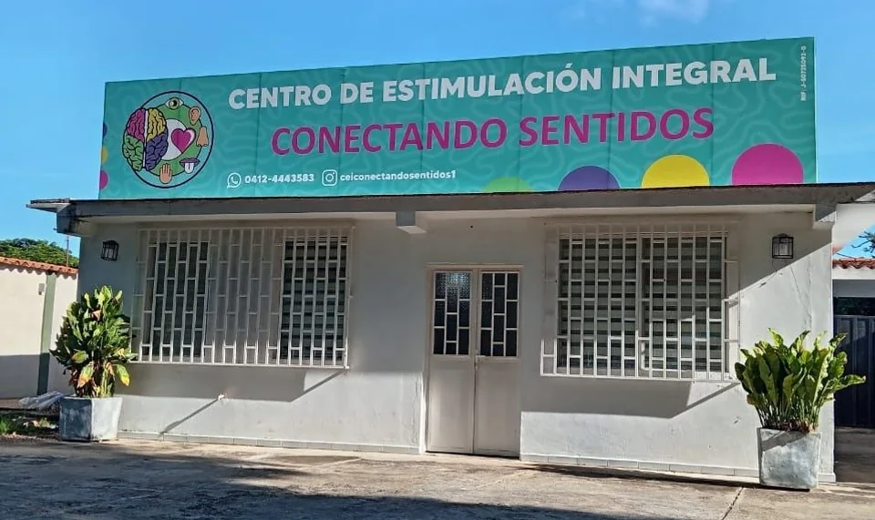 Fachada y puerta de entrada de Conectando Sentidos, frente al CICPC en Calabozo.